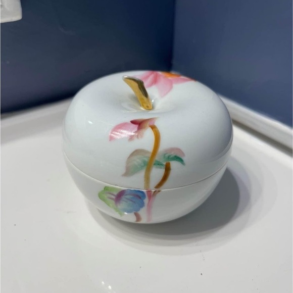 Handpainted vintage porcelain apple trinket dish with applied gold paint - Picture 2 of 6